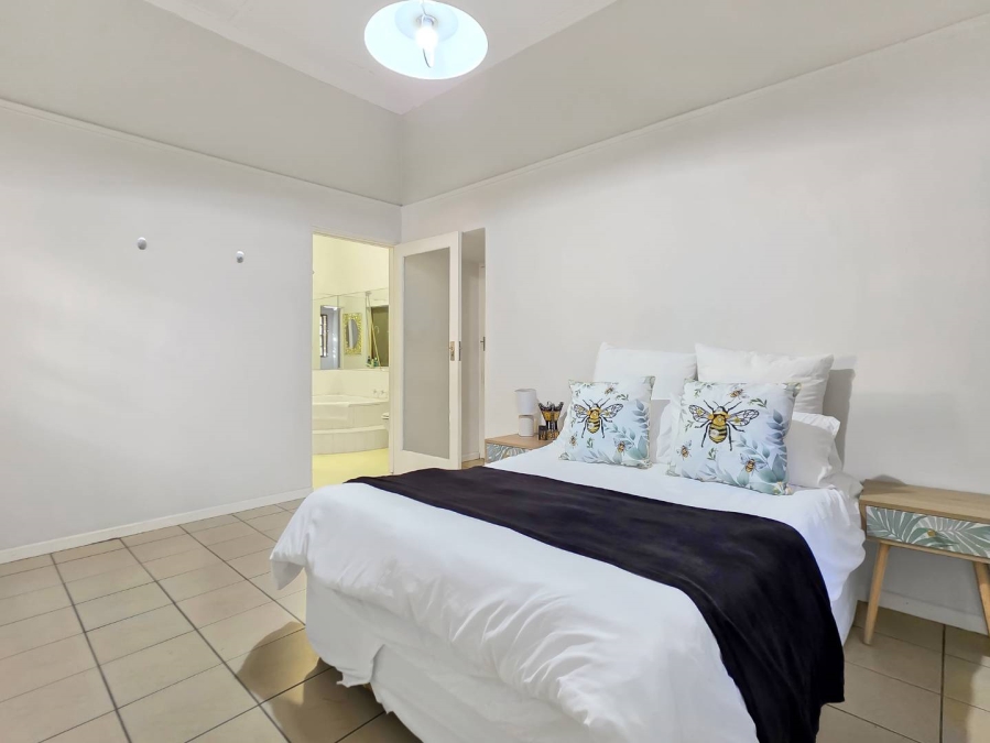 6 Bedroom Property for Sale in Green Point Western Cape